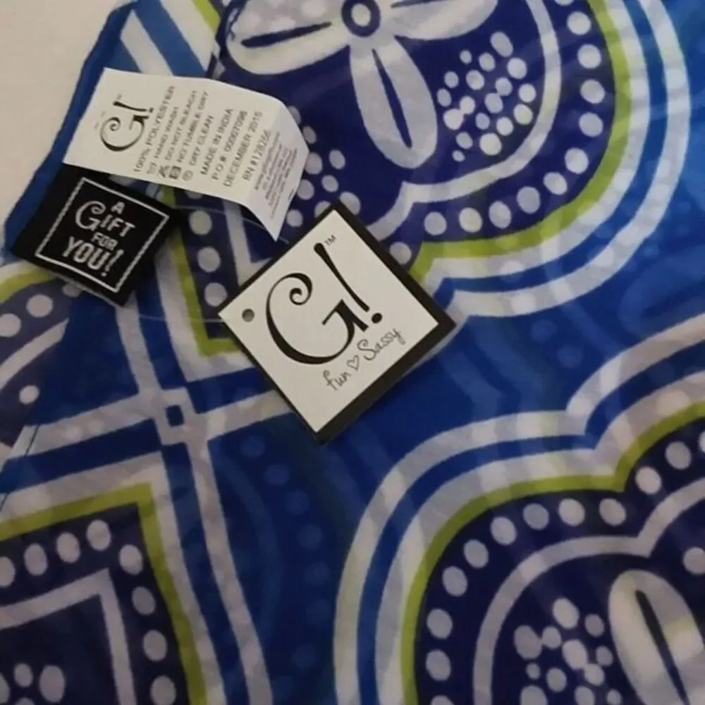 NWT G! Womens Beautiful Infinity Polyester Scarf, Colors of Blue,‎ White & Green